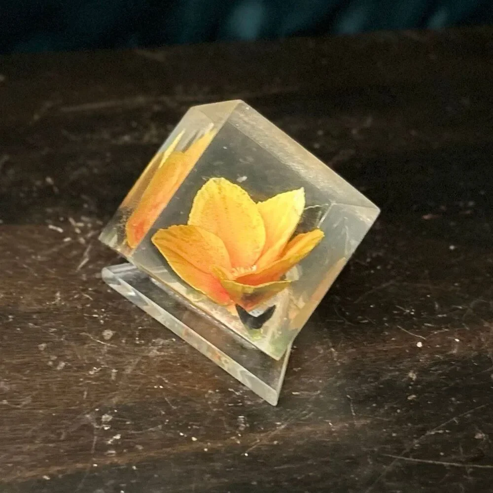 Vintage Russ Berrie Acrylic Yellow Flower Footed Cube Paperweight Imperfect